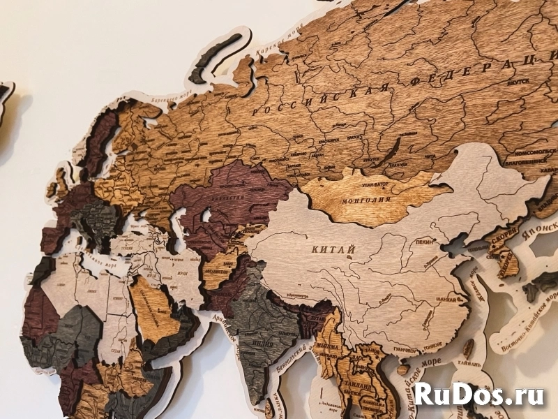 Стильная карта мира из дерева на стену изображение 3