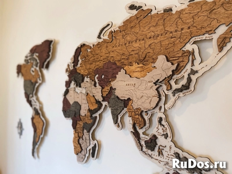 Стильная карта мира из дерева на стену фото