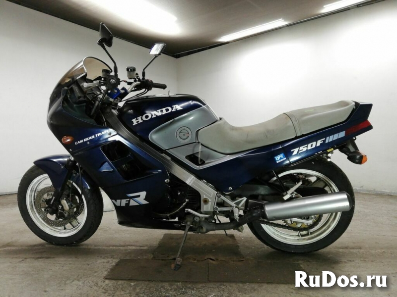 Мотоцикл спорт турист Honda VFR750F рама RC24 фотка