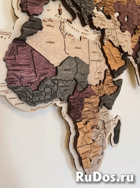 Стильная карта мира из дерева на стену изображение 5